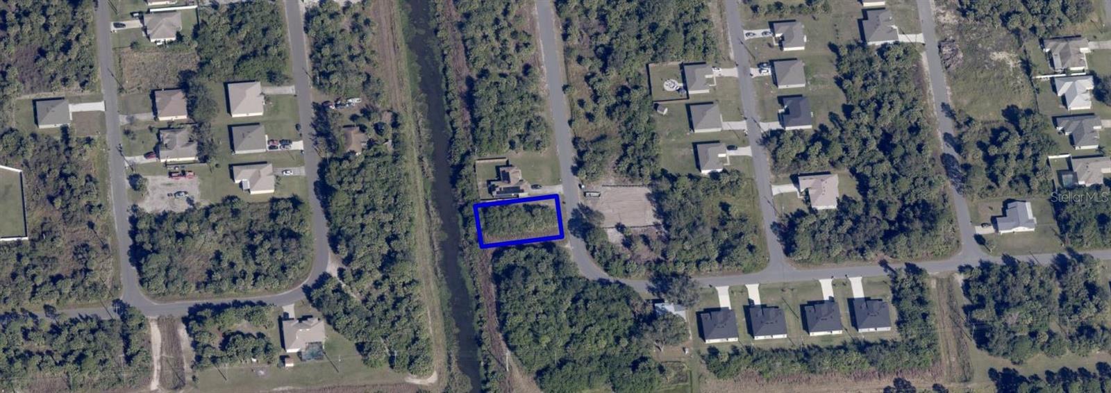 Premium Lot in Port Malabar – Palm Bay, FL
Don't miss this opportunity to own a highly sought-after lot in the desirable Port Malabar area of Palm Bay. Located on a paved street with power and utilities nearby, this premium homesite is ideal for builders or future homeowners looking to capitalize on a growing area. These lots are in high demand and will not last long—act fast to secure your piece of Florida living! Canal Lot!
