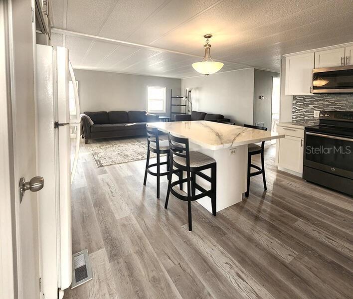 PALM LAKE ESTATES - Residential