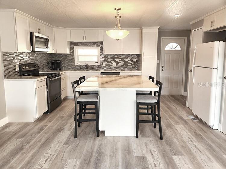 PALM LAKE ESTATES - Residential