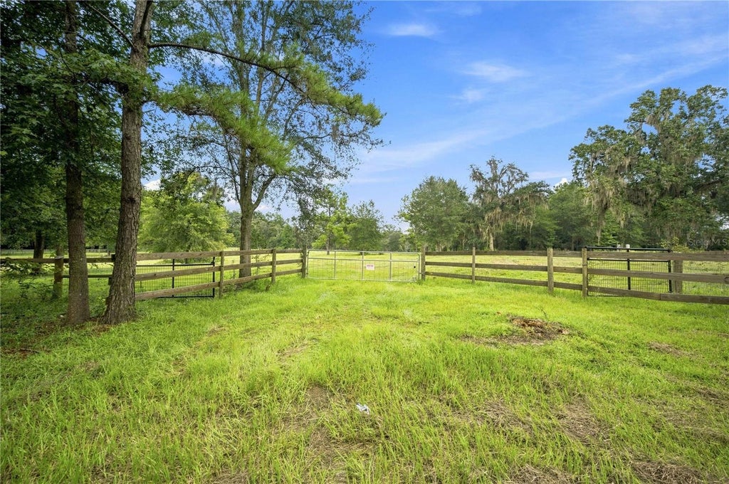Photo of 18601 NW 160th Avenue, Williston, FL 32696 (MLS # OM731093)