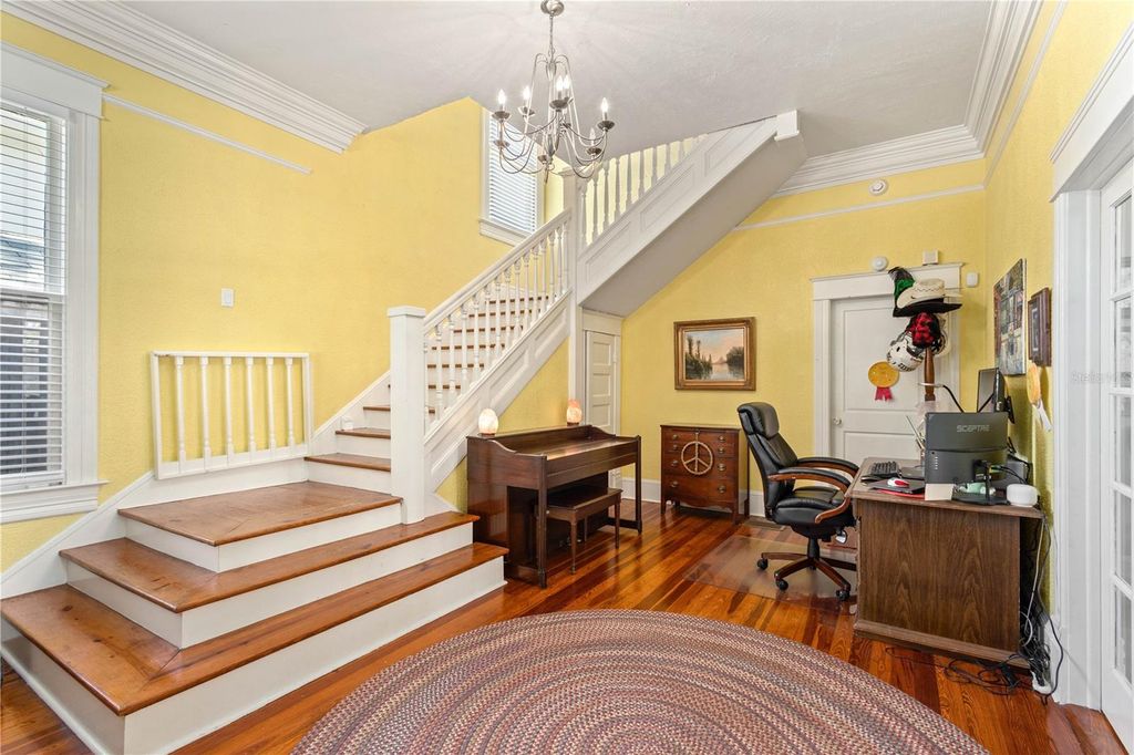 Photo of 501 W Euclid Avenue, Tampa, FL 33602 (MLS # A4668856)