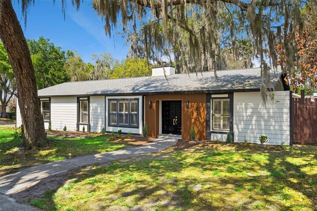 Photo of 418 E Lakeshore Drive, Ocoee, FL 34761 (MLS # O6395685)