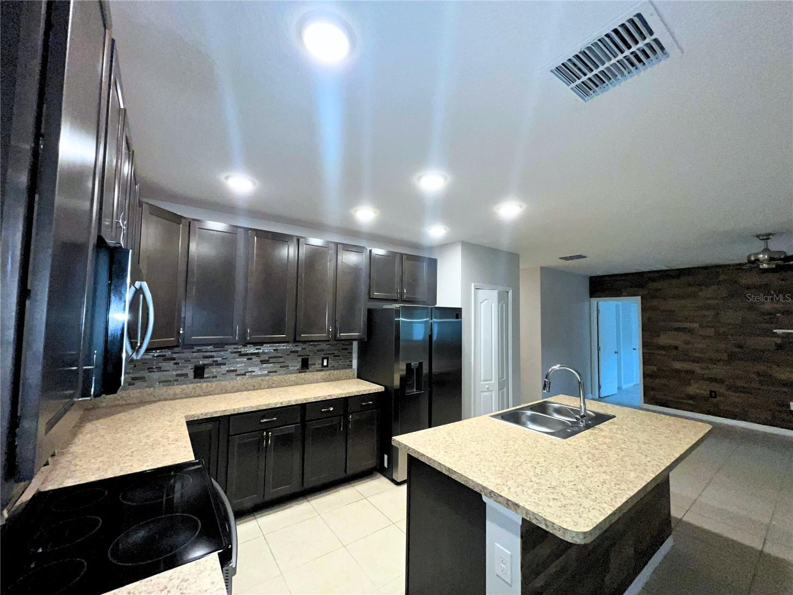 MALLORY SQUARE-PH 2 - Residential Lease