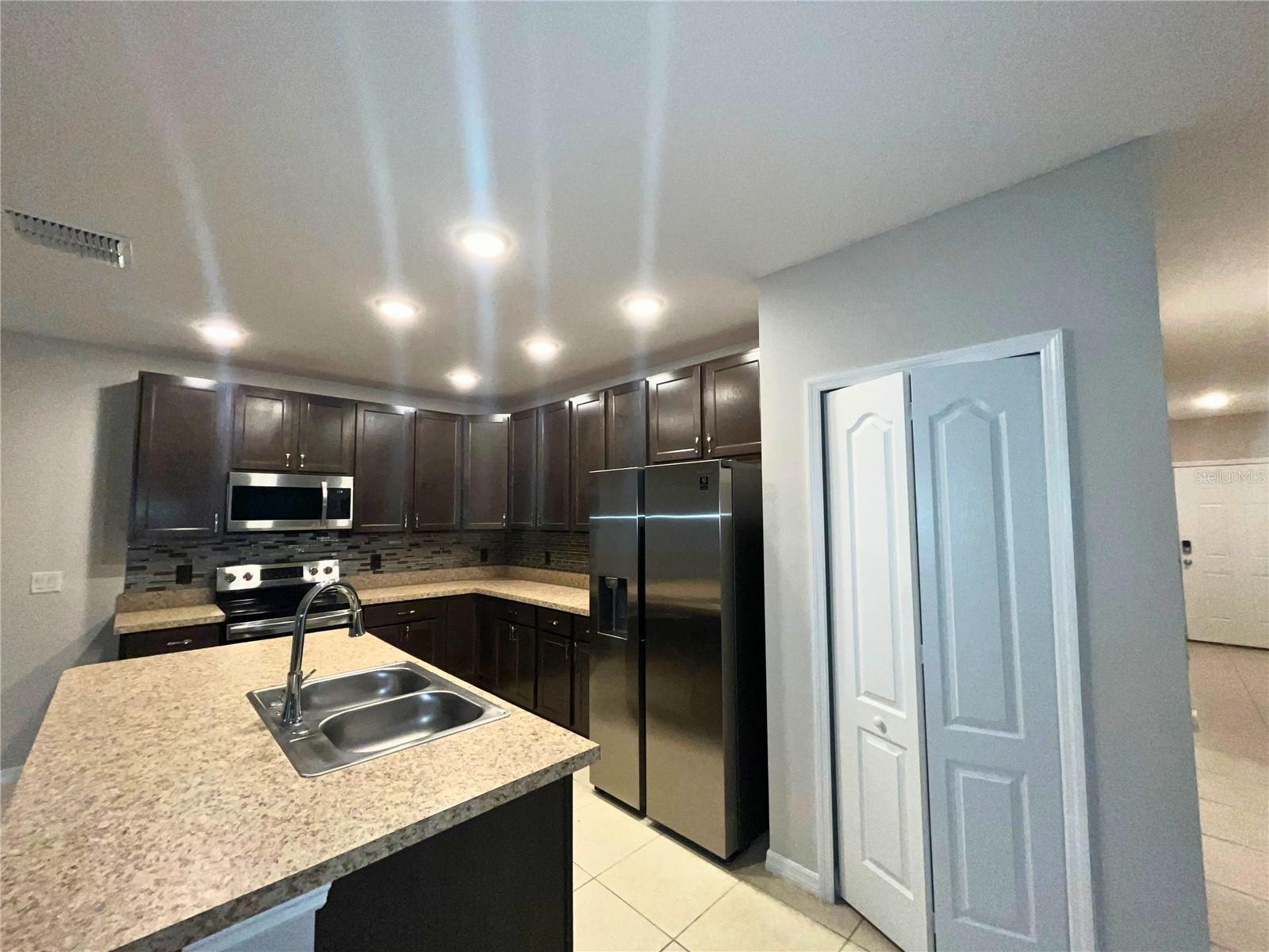MALLORY SQUARE-PH 2 - Residential Lease