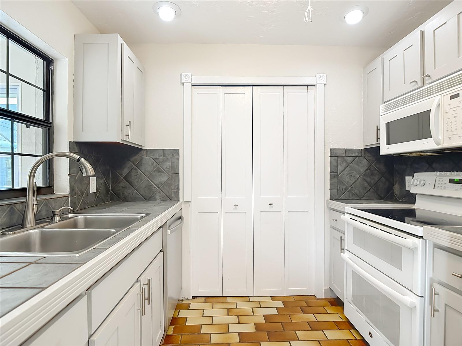 SAN CARLOS PARK SW ADD - Residential