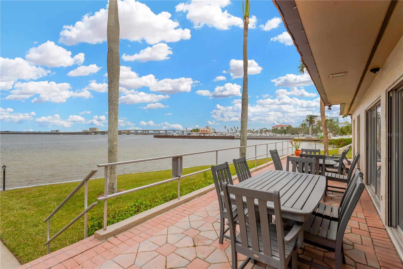 RIVER OAKS APTS SEC A - Residential