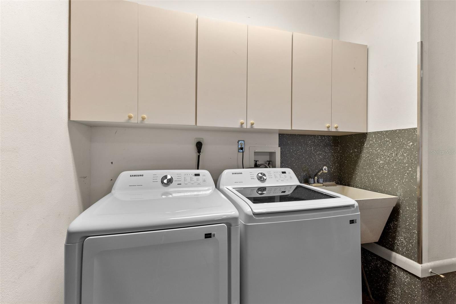 COLONIAL OAKS - Residential