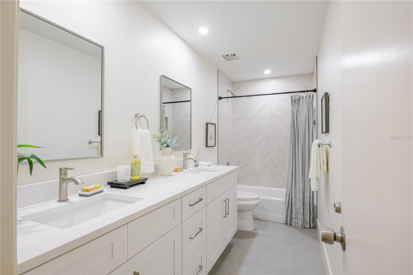 COLLEGE HILL WOODS - Residential