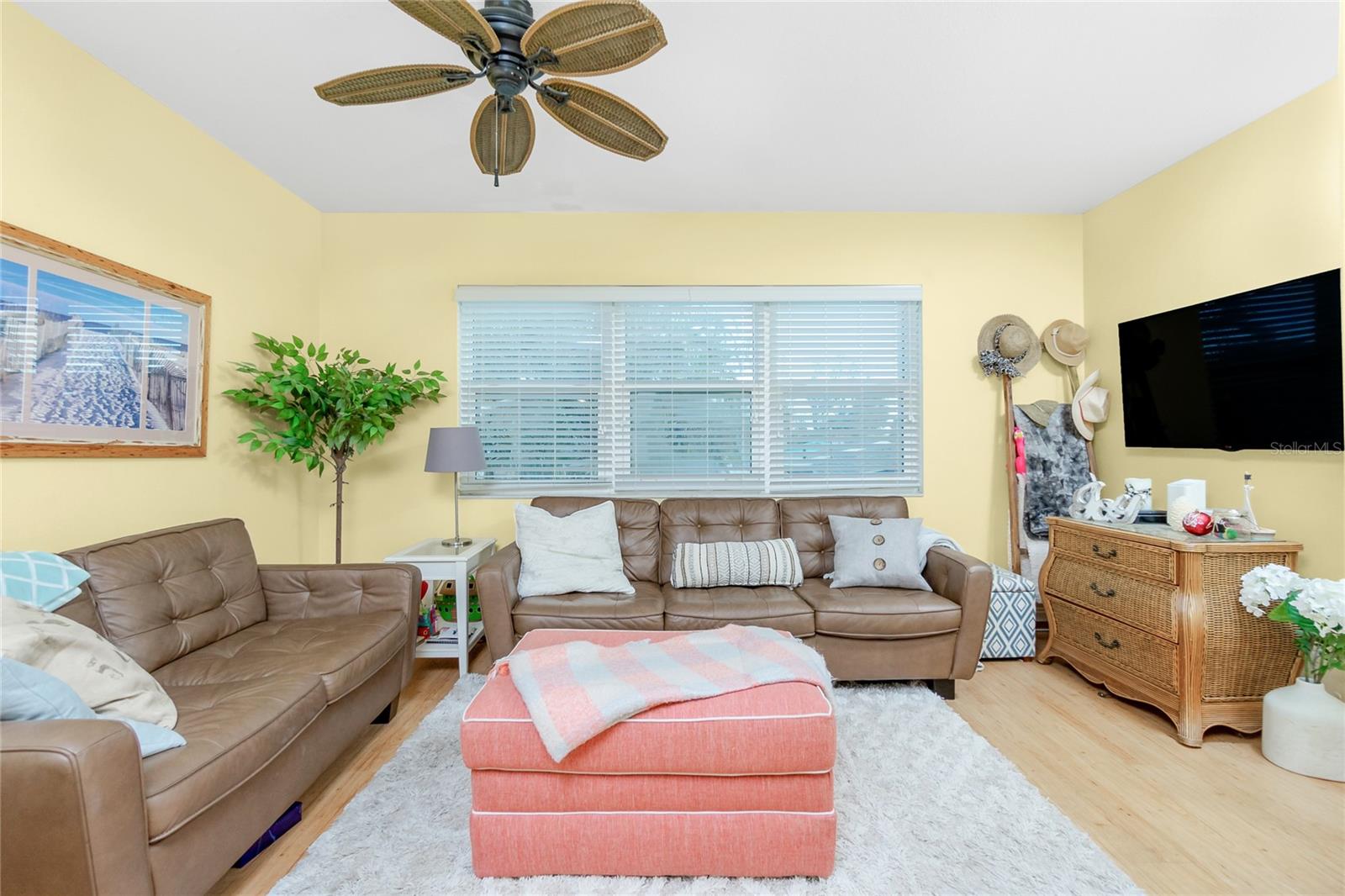 HOLIDAY CONDO - Residential