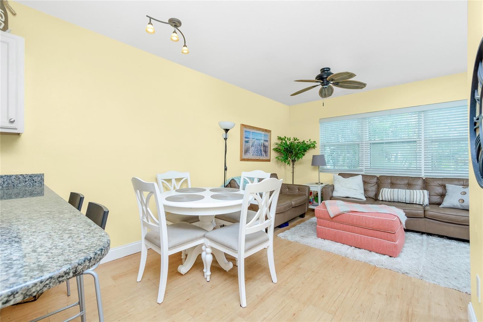 HOLIDAY CONDO - Residential