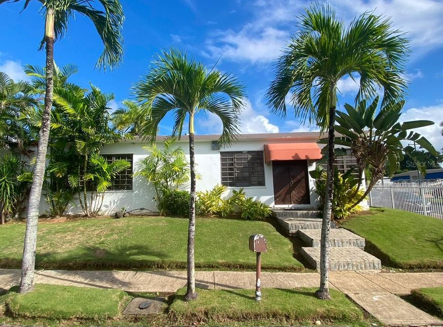 Excellent property, 3 bedrooms 2.5 baths, opens areas, pool, closed development, guard services,  great location, good conditions, aerea park with tennis court.