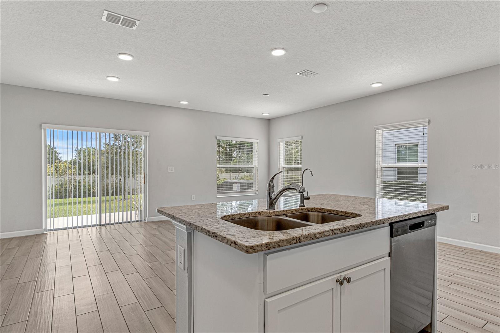 TOWNS AT NARCOOSSEE COMMONS - Residential Lease