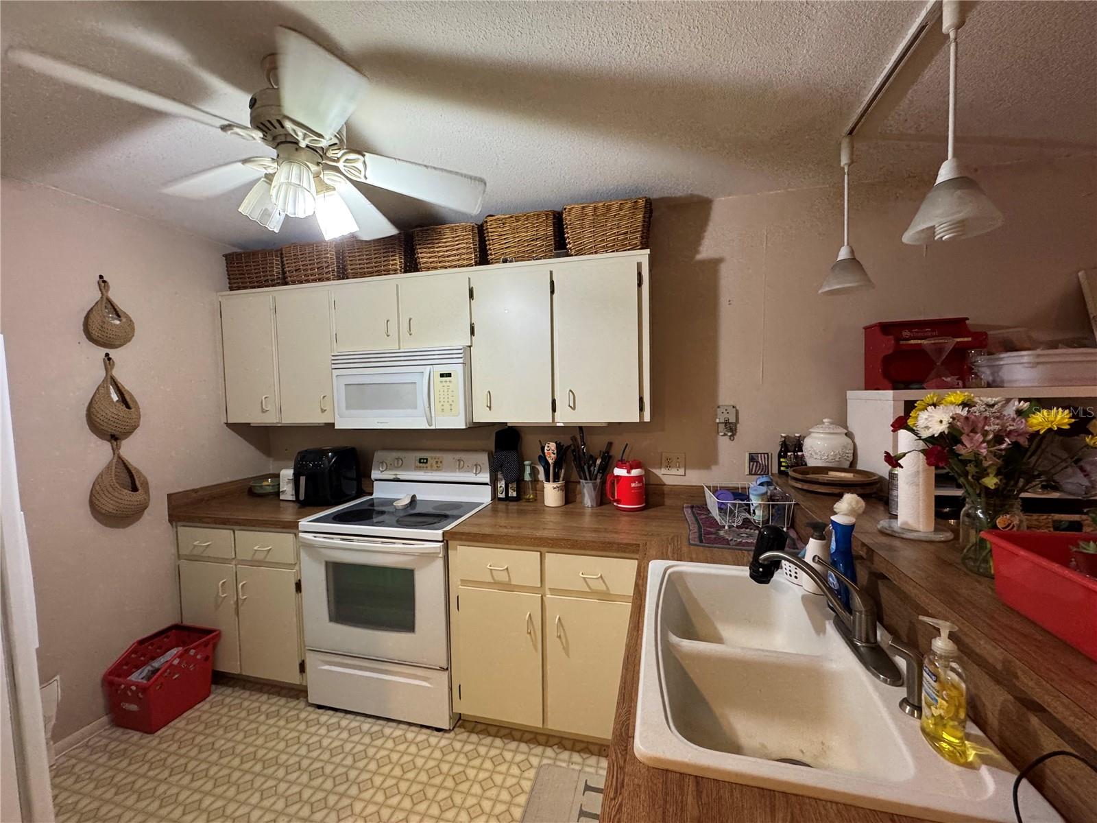 LAKEVIEW CONDO 04 - Residential