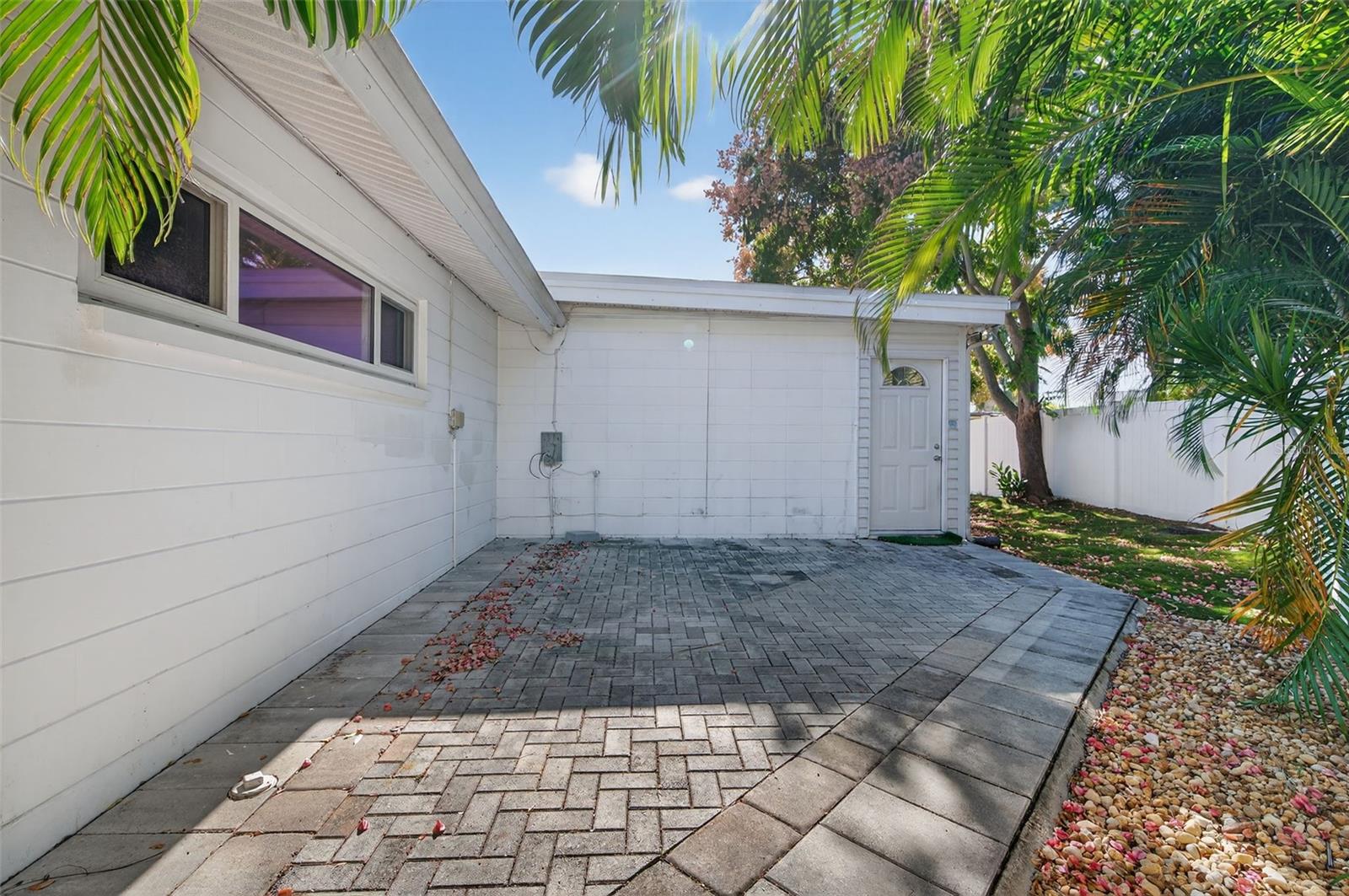 MAXIMO MOORINGS - Residential Lease