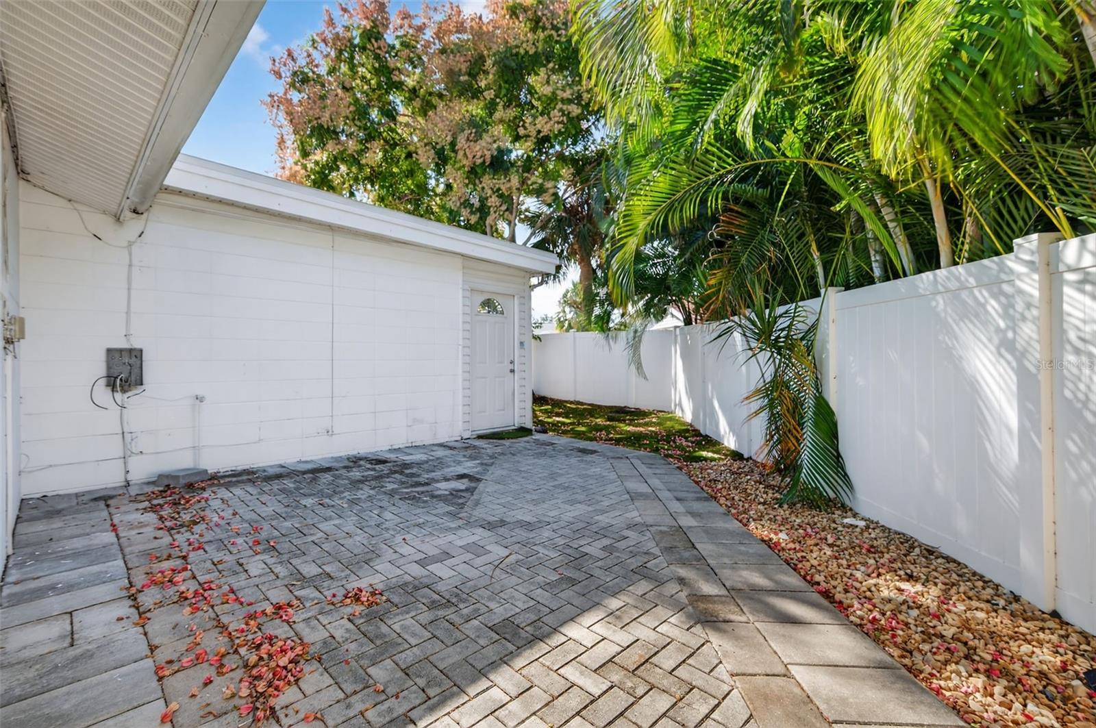 MAXIMO MOORINGS - Residential Lease