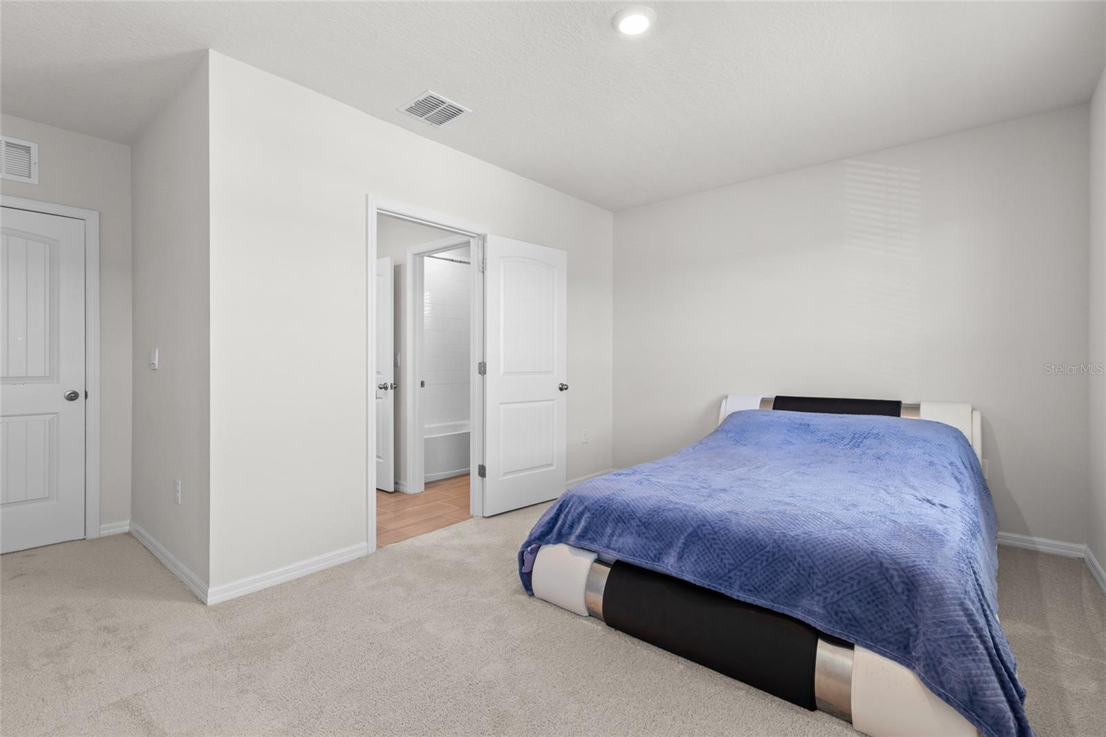 VICTORIA OAKS PH D - Residential