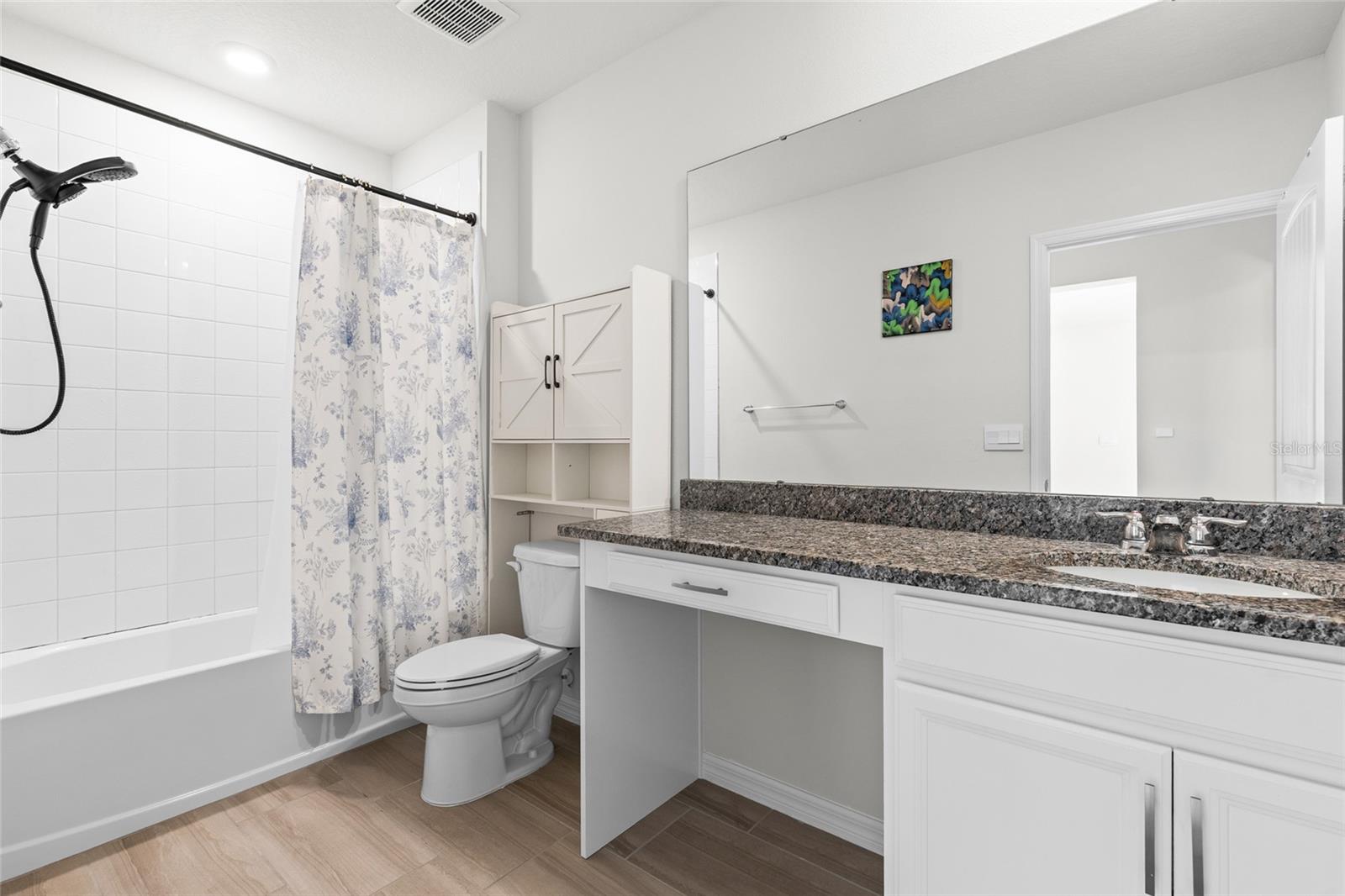 VICTORIA OAKS PH D - Residential