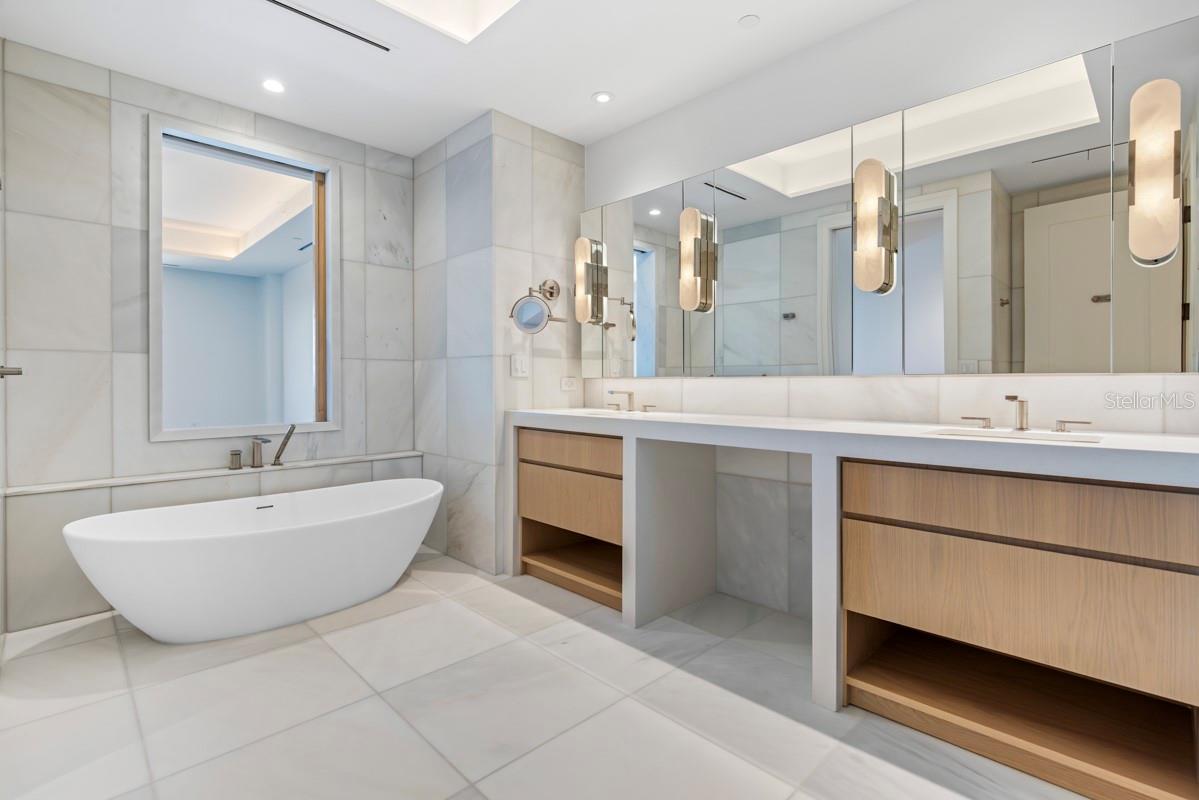 GOLDEN OAK FLORIAN PARK CONDOMINIUM - Residential