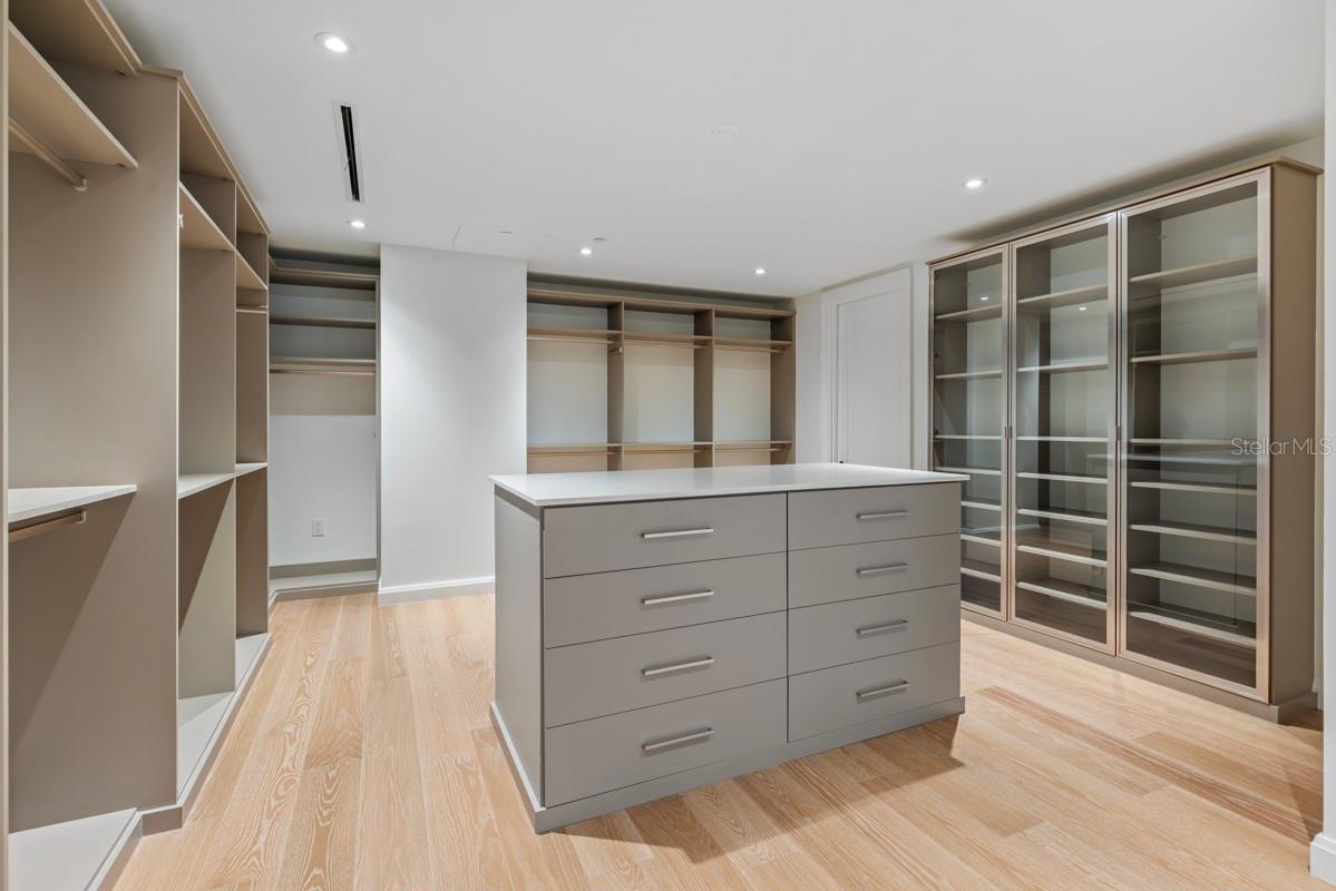 GOLDEN OAK FLORIAN PARK CONDOMINIUM - Residential
