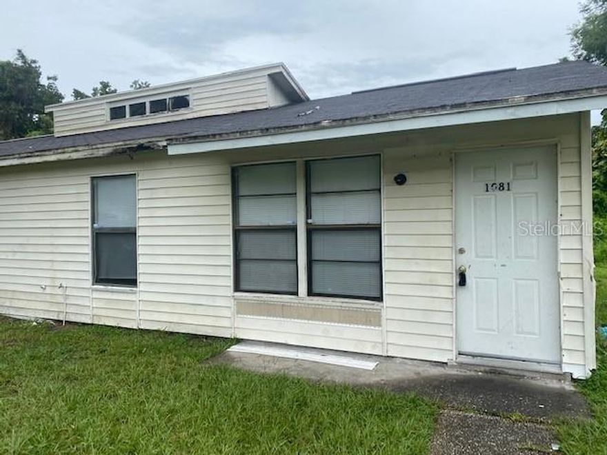Cute 2-bedroom 1-bath duplex unit ready for a new tenant in Lakeland! Ceramic tile flooring NO CARPET! Pets ok, small dog or cat only, no large aggressive breeds. 550+ credit score, all applications considered. Hurry and schedule your showing because this home will not last long! Ready for move in!