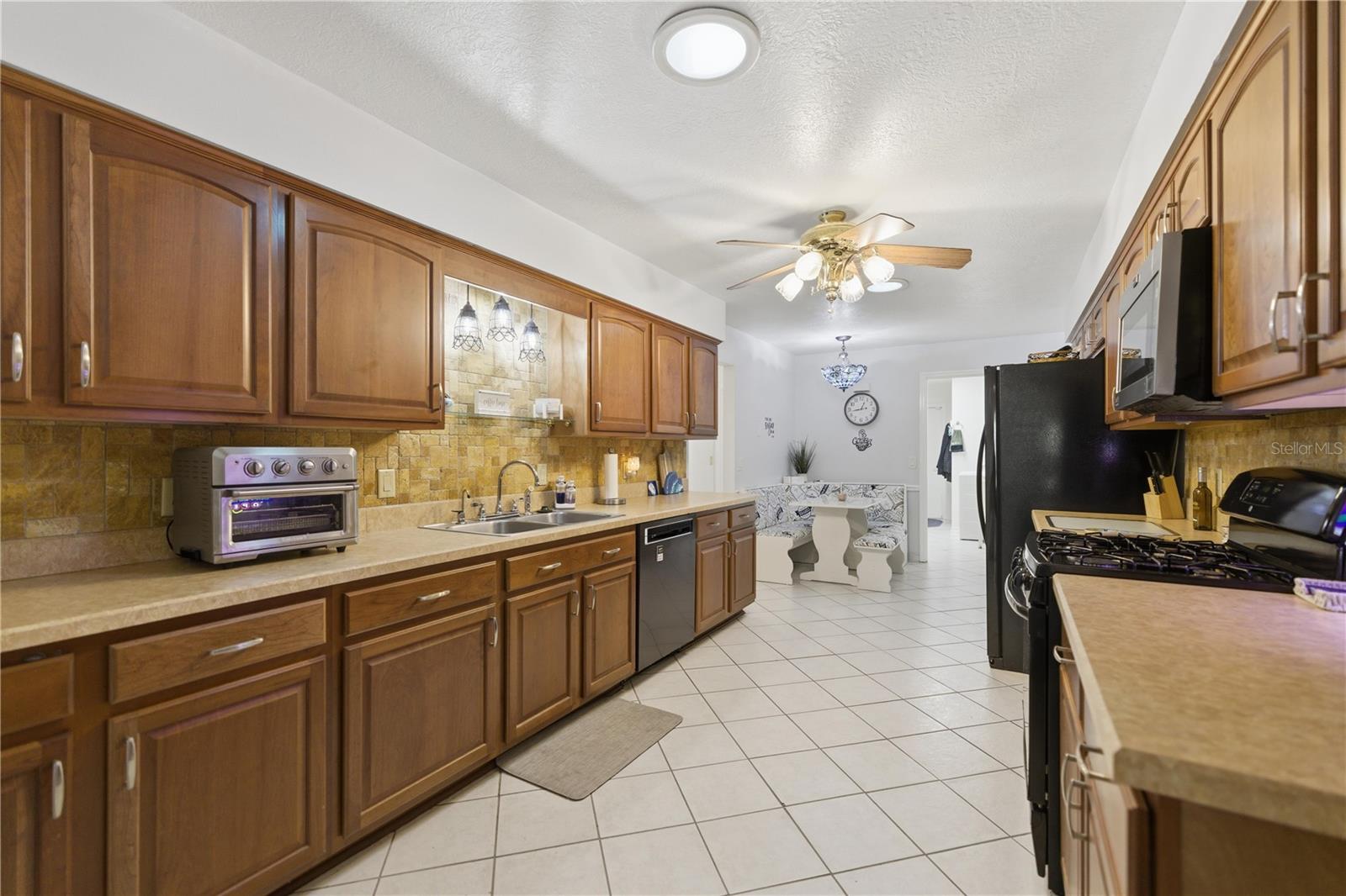 RAINBOW S END ESTATE - Residential