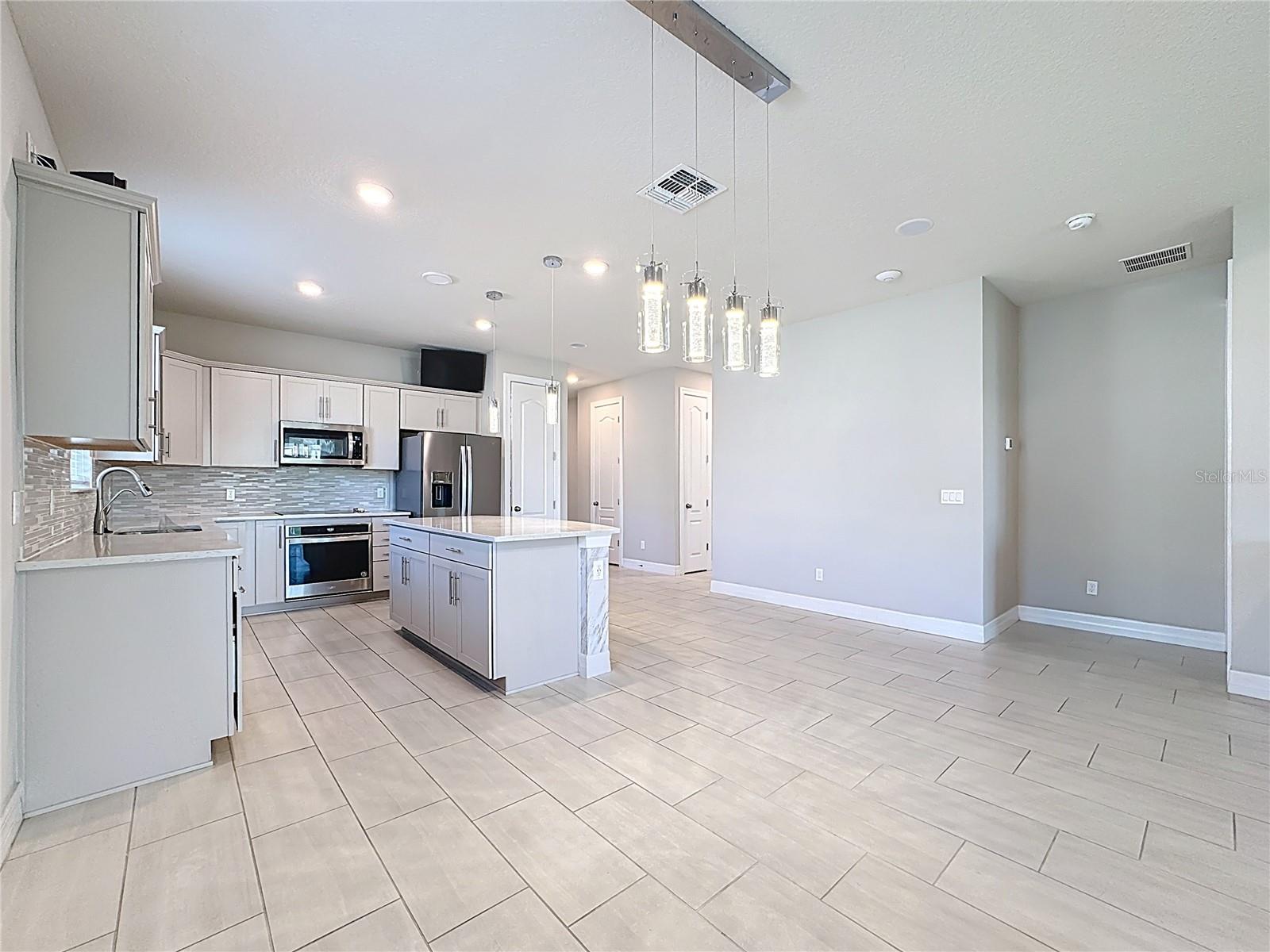 LIVE OAK LAKE PH 1 - Residential Lease