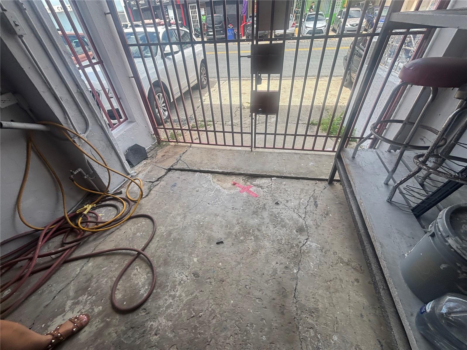 Main image without alt text