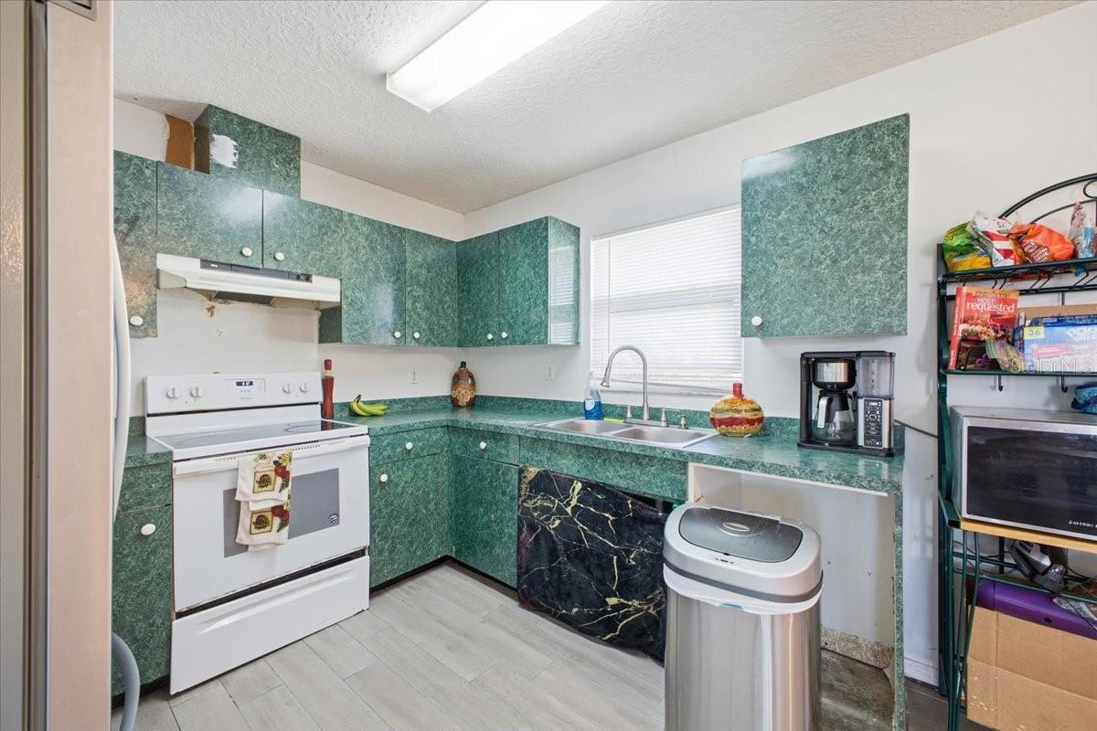 LINCOLN MANOR - Residential