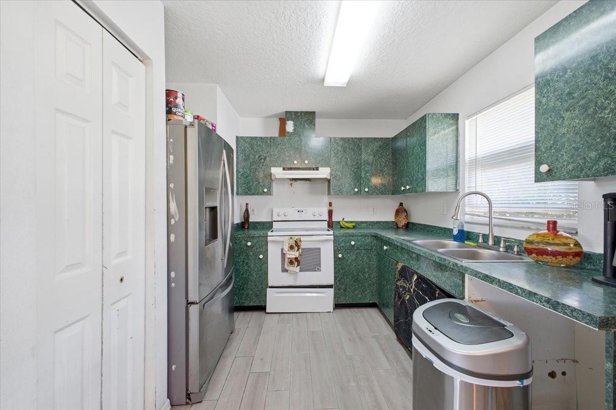 LINCOLN MANOR - Residential