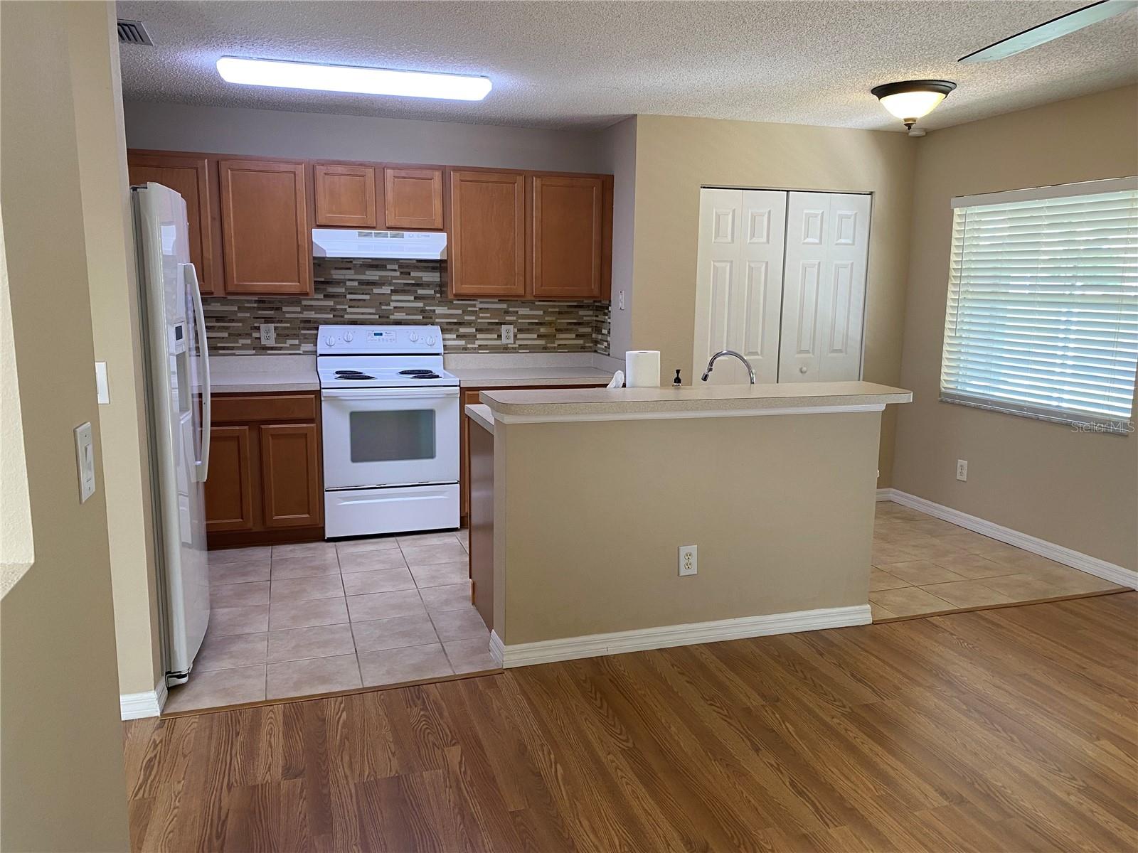 EDGEWATER AT GRAND OAKS PH 01 - Residential Lease