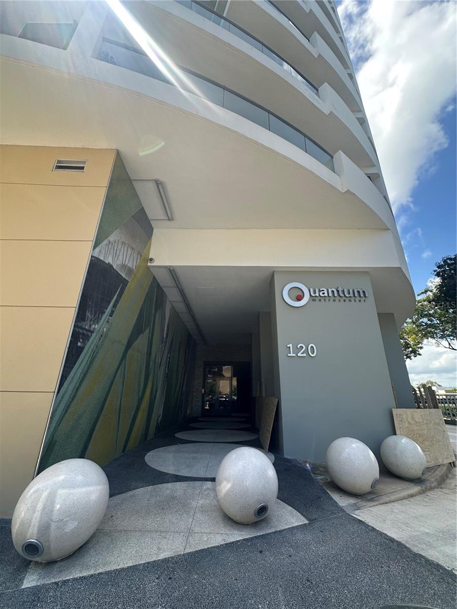 For Rent: High-Floor Condo with Balcony – Quantum Metrocenter
Financial District (La Milla de Oro) – Hato Rey, San Juan, PR
1,810 sq ft | 2 Bedrooms | 2 Bathrooms | Balcony | Floor 18 | 2 Parking Spaces
Elevate your lifestyle in this stunning 18th-floor apartment located in the exclusive Quantum Metrocenter, one of San Juan’s most sought-after high-rise communities. This 1,810 sq ft residence features a smart layout, premium finishes, and a private balcony with sweeping views of the city skyline.
Interior Features:
• 2 spacious bedrooms / 2 full bathrooms
• Light-filled open living/dining area with floor-to-ceiling windows
• Private balcony — ideal for morning coffee or evening city views
• Modern kitchen with full set of stainless steel appliances
• Custom-built cabinetry in the laundry area
• Custom-built TV/media furniture in living room and main bedroom
• Main bedroom includes two closets, one of them a walk-in
• Split-unit A/C systems in all rooms
• Washer and dryer included
Extras & Comfort:
• Located on floor 18 with unobstructed city views
• 2 covered, side-by-side parking spaces
• High-speed fiber internet
• Full backup power generator and water cistern
• Controlled access with 24/7 security and concierge
Building Amenities:
• Resort-style swimming pool & jacuzzi
• Fully equipped fitness center
• Movie theater, residents’ lounge, and meeting rooms
• Pet-friendly community with dog park
• Guest parking, bicycle storage, and elevators
Location Highlights:
Nestled in La Milla de Oro, San Juan’s premier financial and business district — walking distance to:
• Banco Popular HQ, offices, courts
• Tren Urbano station
• Fine Arts Cinema, restaurants, and shops
• Plaza Las Américas mall