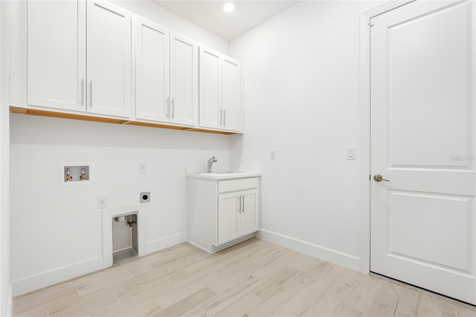 AZARIO ESPLANADE PH VI - Residential