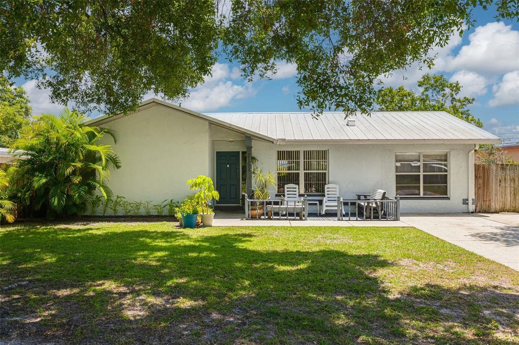 Photo of 2153 Catalina Drive N, Clearwater, FL 33763 (MLS # TB8381006)