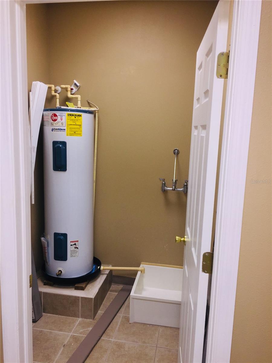 BLOOMINGDALE OAKS EXECUTIVE PA - Commercial Lease