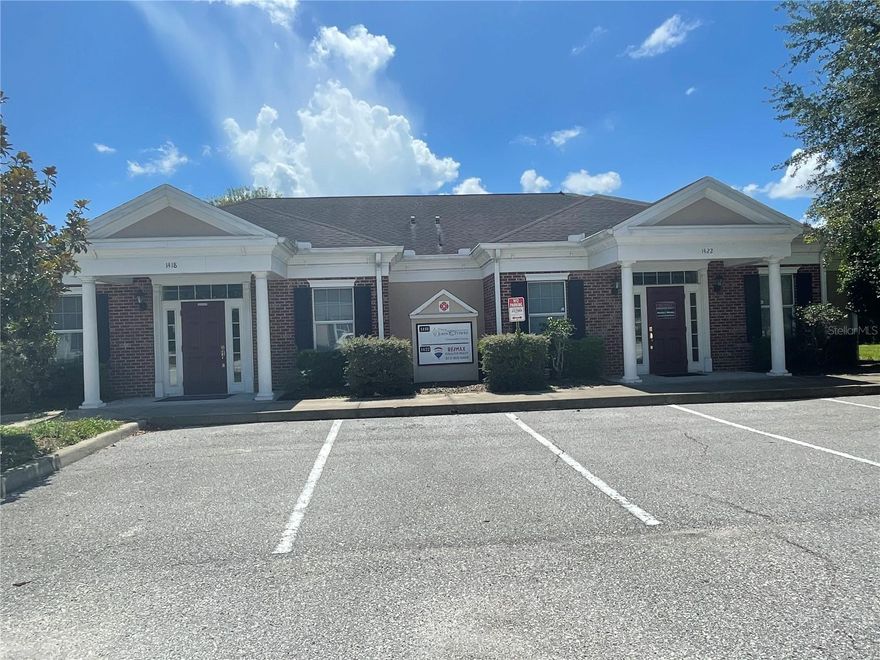 Executive Office Space, Approx 1500 Square Feet consisting of 3 Large Offices, Large Waiting Room, Large Conference Room, Reception Area, Copy Room, Kitchen, Janitors Closet, and 2 Handicap accessible Bathrooms. This Space is Centrally Located close to main Roadways, Bloomingdale Ave, Lithia Pinecrest, 301, I-75, Crosstown Expressway Etc Lease price includes Cam and Water. Perfect for Attorney Office, Construction Office, Title Company, Insurance Office Etc. 
Unit AVAILABLE JANUARY 1st 2024
Unit is currently occupied