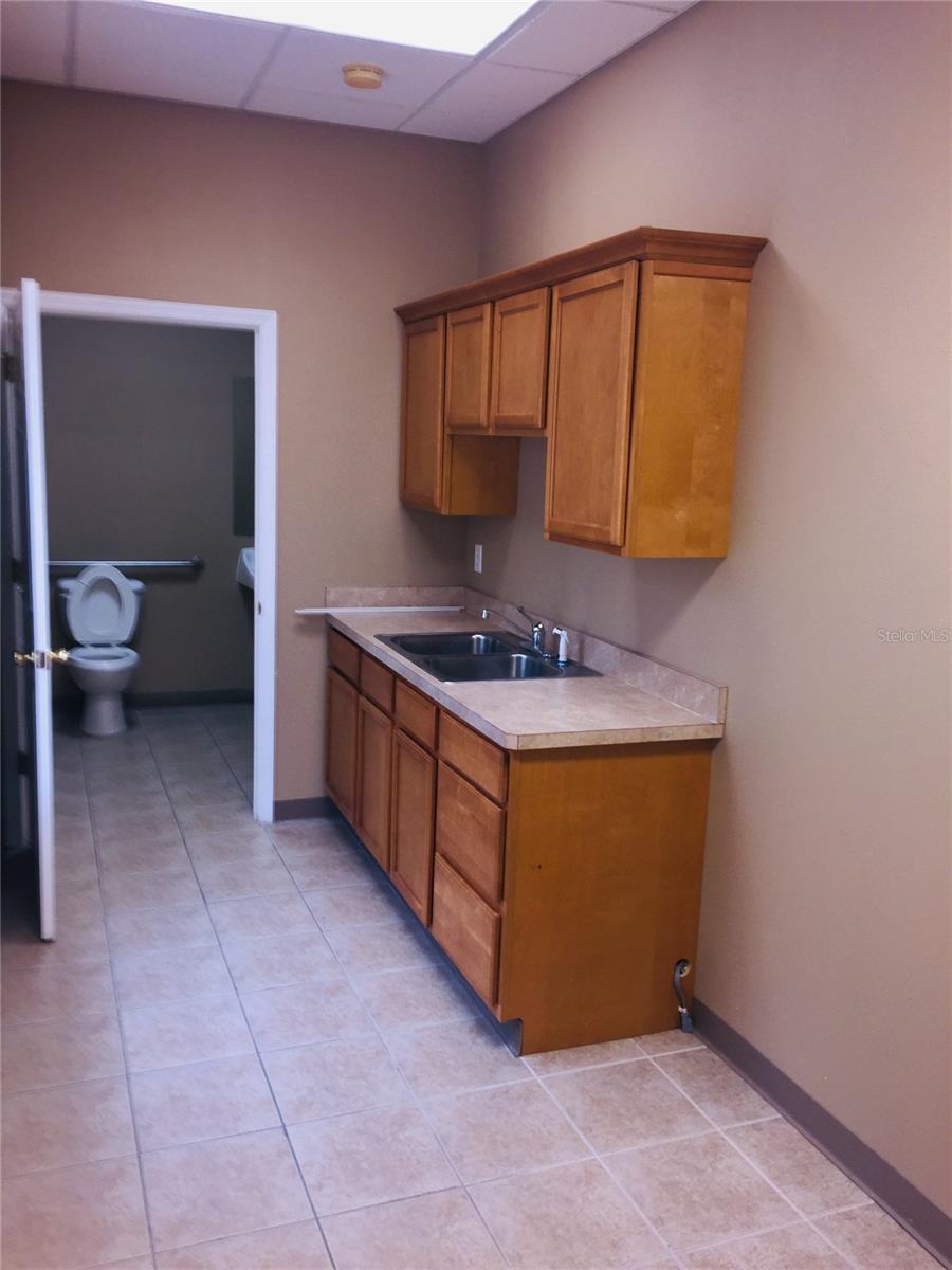 BLOOMINGDALE OAKS EXECUTIVE PA - Commercial Lease