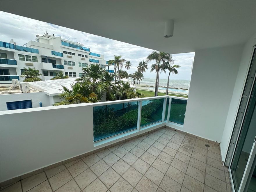 Second-floor apartment with direct access and partial ocean views. Offered fully furnished and equipped, this unit is currently tenant-occupied, generating immediate rental income—an excellent opportunity for investors.  Located in a well-maintained community featuring 24/7 security and a wide range of sports and recreational amenities. Ideal as a primary residence, vacation home, or income-producing investment property.
