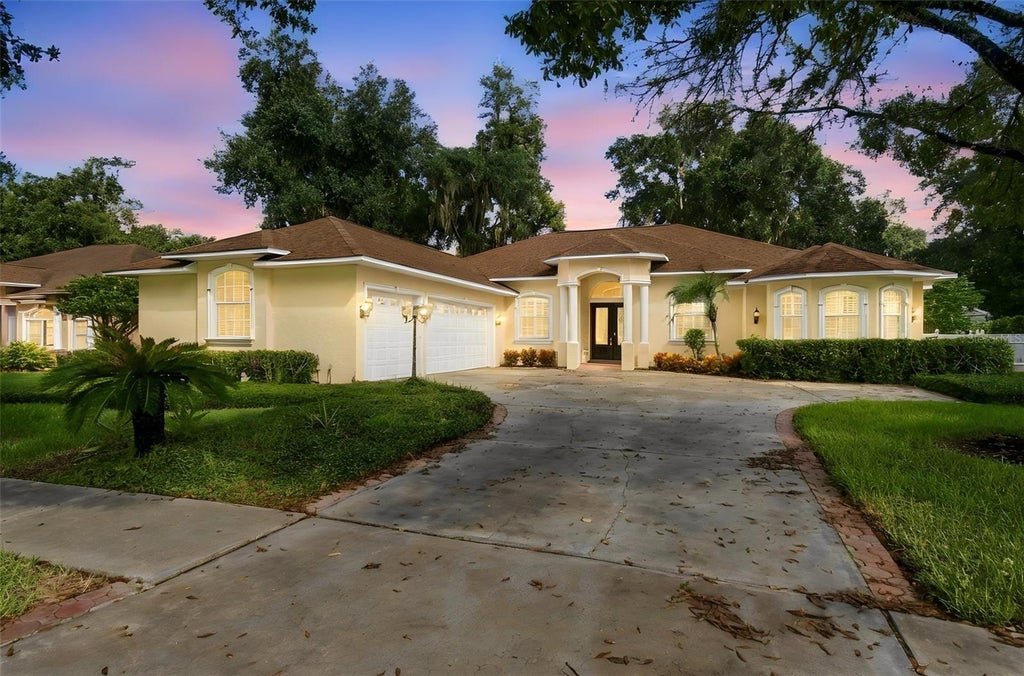 Photo of 816 Citrus Wood Lane, Valrico, FL 33594 (MLS # TB8540016)