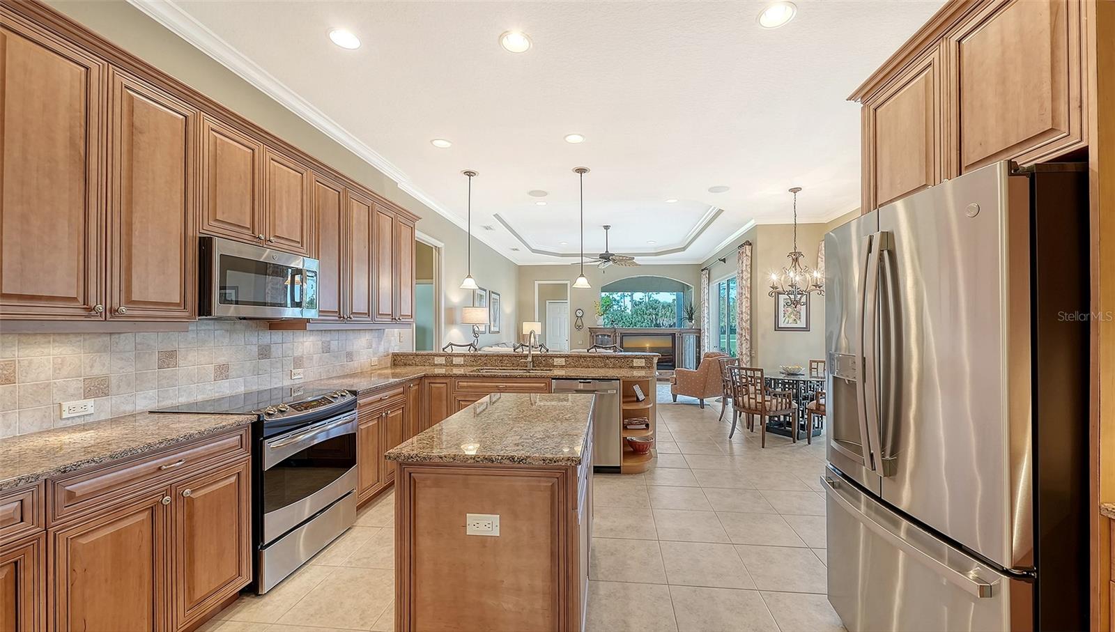 PELICAN POINTE GOLF & COUNTRY CLUB - Residential