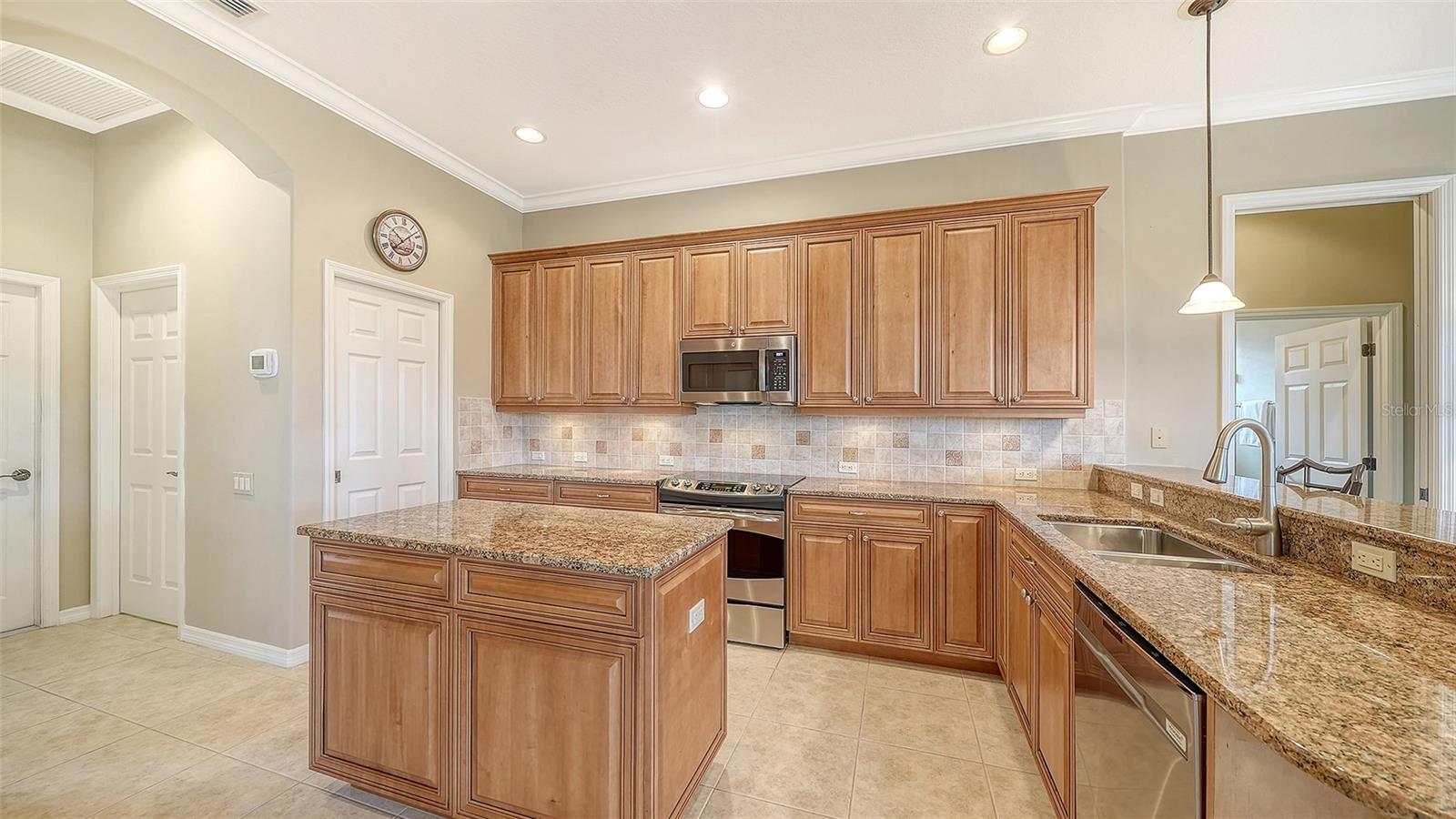 PELICAN POINTE GOLF & COUNTRY CLUB - Residential