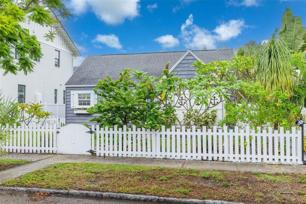 Photo of 729 26th Avenue N, St Petersburg, FL 33704 (MLS # TB8559345)
