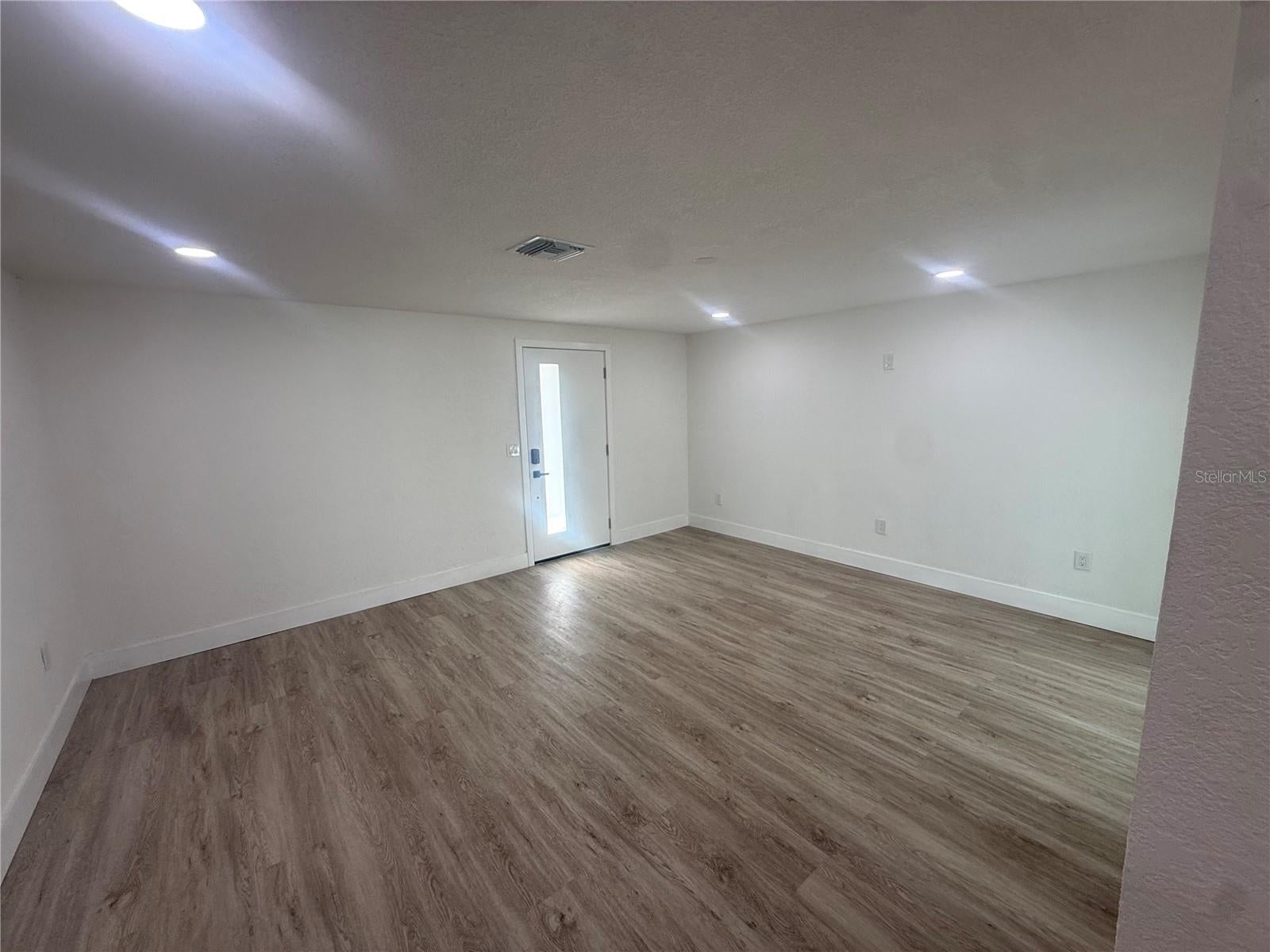2617 W CRENSHAW STREET