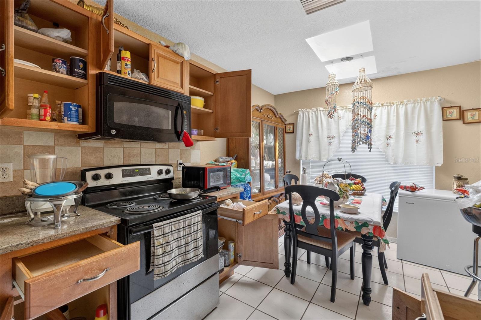 COUNTRY CLUB ACRES - Residential