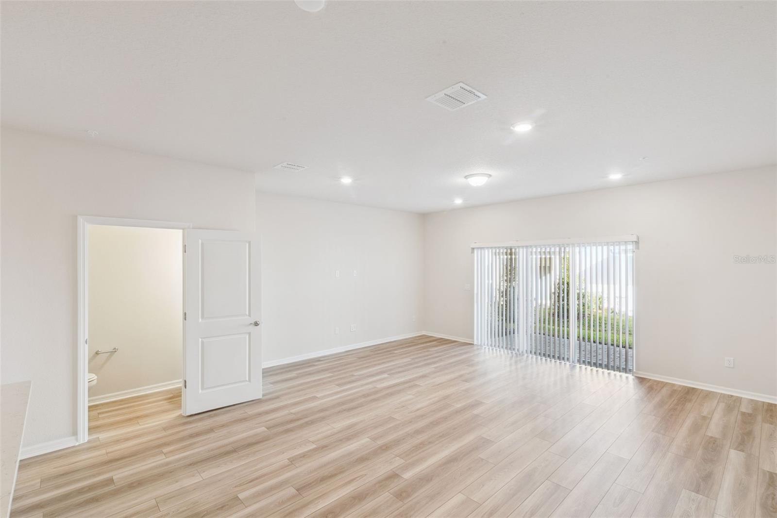 OVIEDO SQUARE - Residential Lease