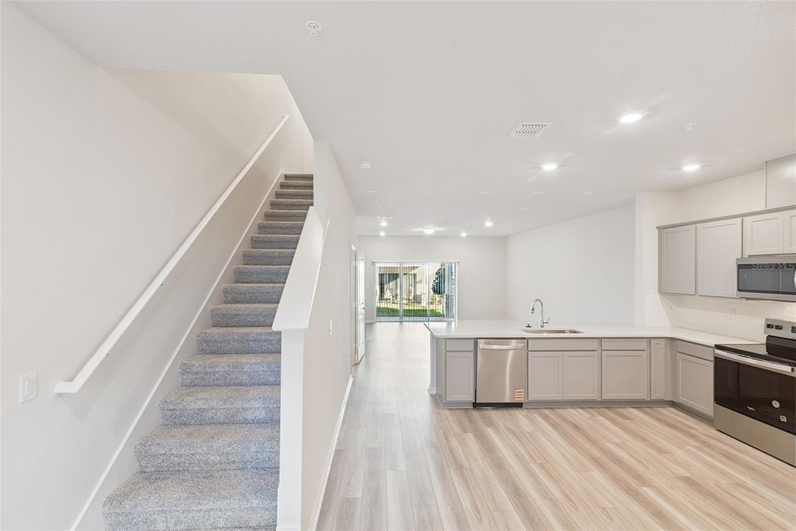 OVIEDO SQUARE - Residential Lease