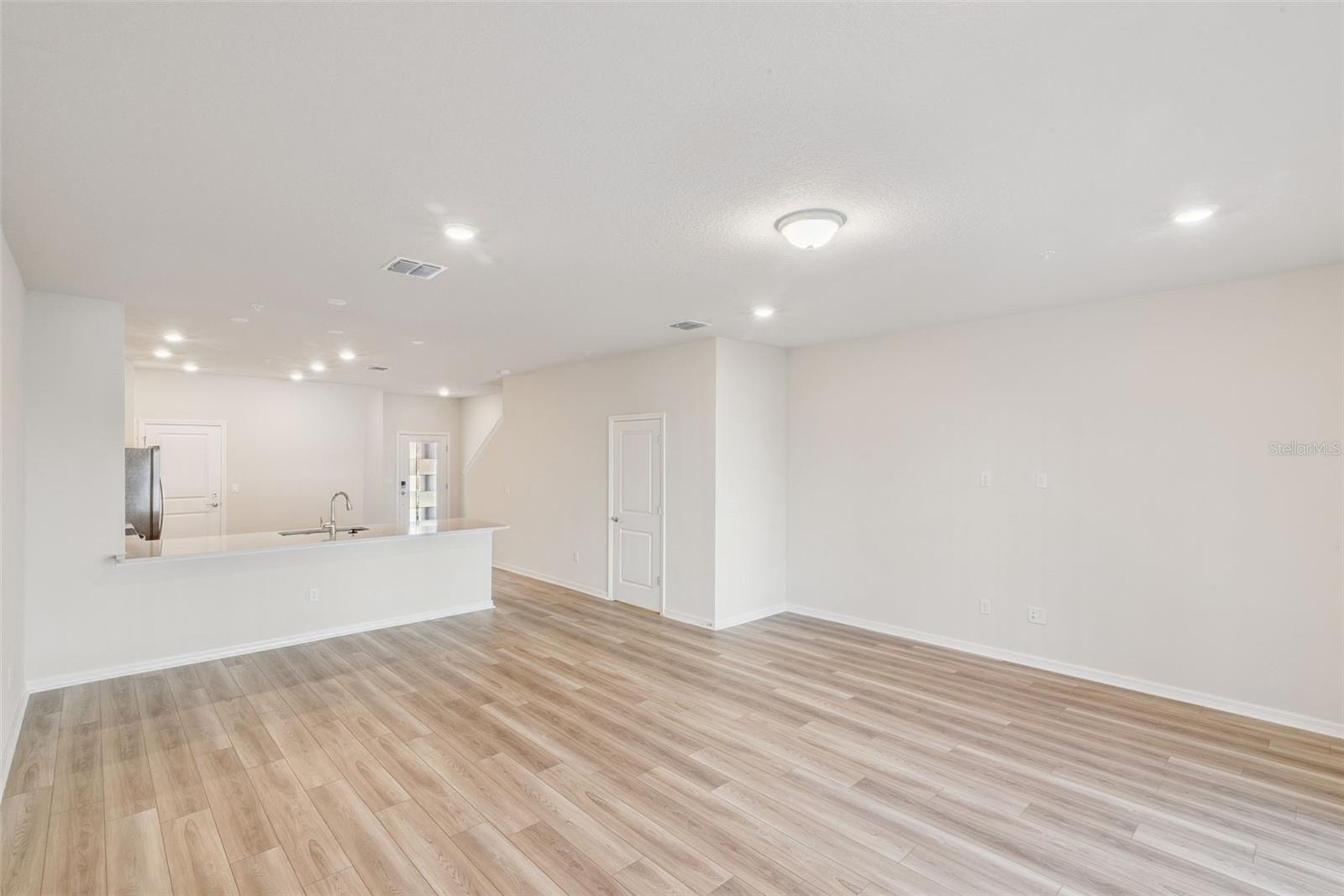 OVIEDO SQUARE - Residential Lease