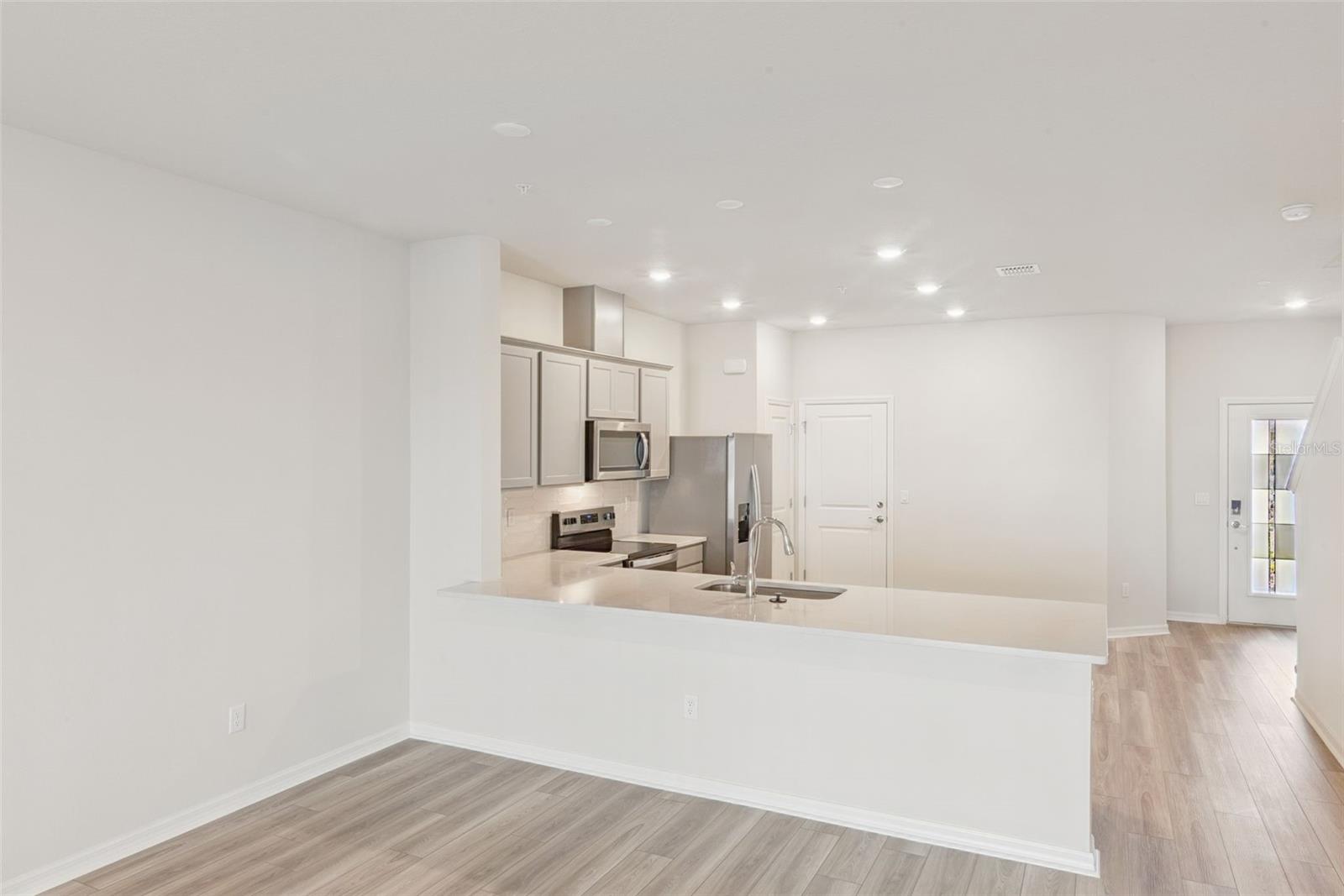 OVIEDO SQUARE - Residential Lease