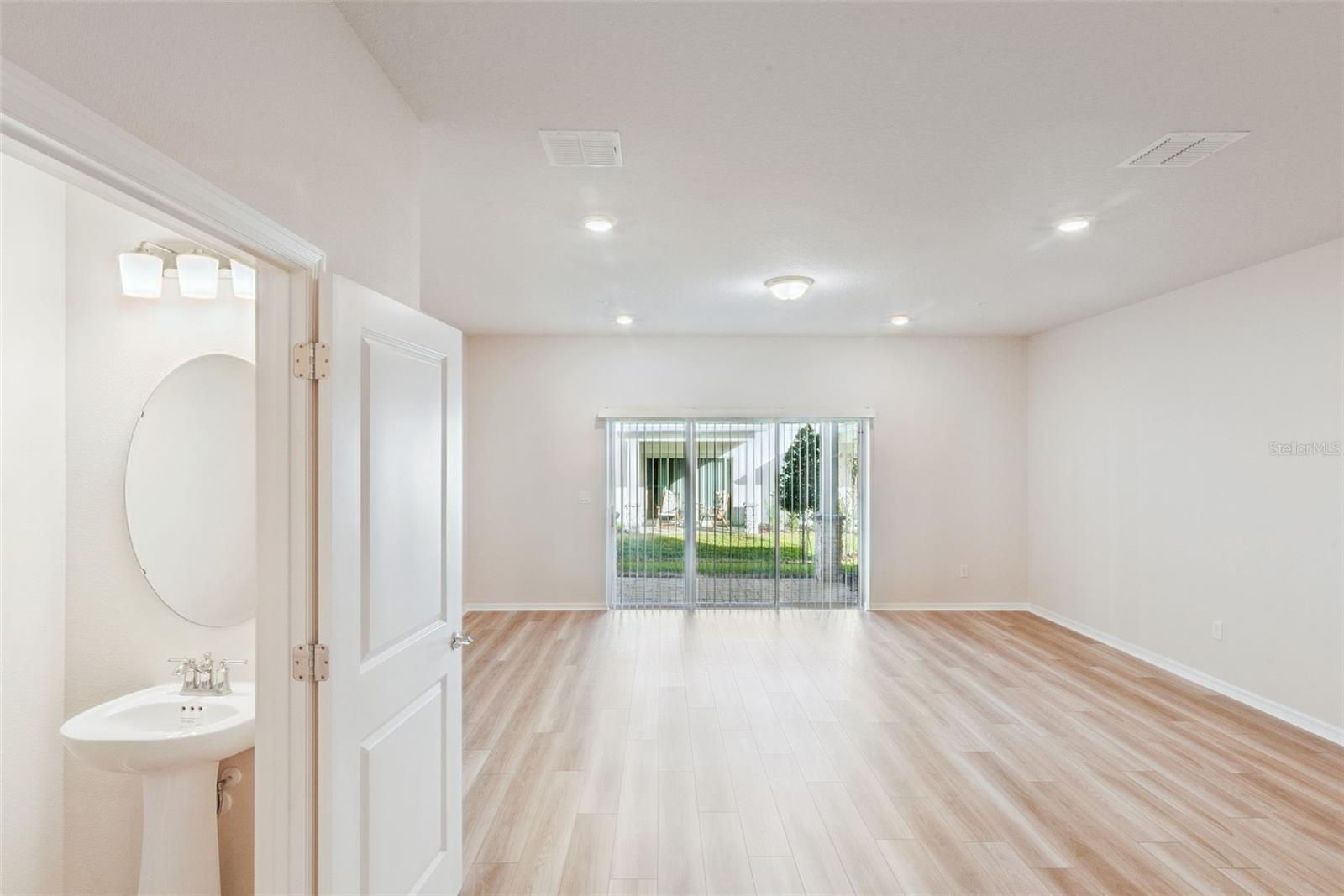 OVIEDO SQUARE - Residential Lease