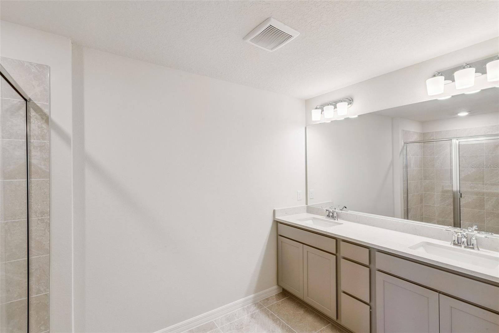 OVIEDO SQUARE - Residential Lease