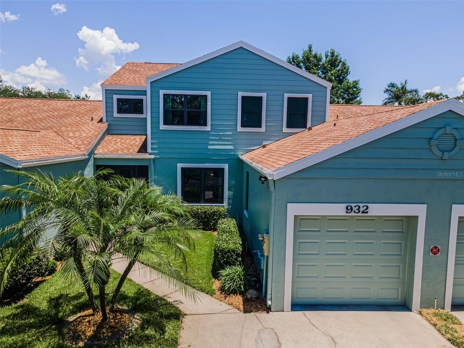 932 MYAKKA COURT NE